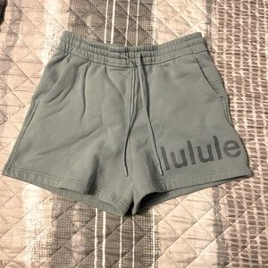 NWOT Lululemon Loungeful High-Rise Short 4” Graphic Size 8